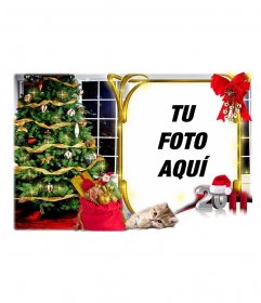 Tarjeta navideña en la que tu foto aparece en un marco dorado con un lazo rojo y un racimo de cascabeles
