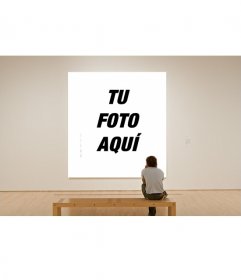 Fotomontaje de cuadro en un museo con este foto efecto, observado por un visitante solitario