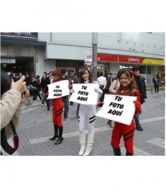 Fotomontaje en el que tres chicas asiáticas sujetan carteles con tu fotografía, en plena calle, con gran expectación
