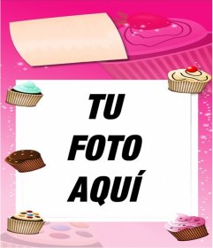 Tarjeta de cumpleaños en tonos rosa con pastelitos de decoración para poner una foto en el fondo