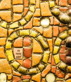 Encuentra tu foto en un mosaico de piedras amarillas con este juego