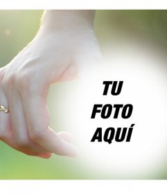 Fotomontaje editable con una pareja tomada de la mano con anillos