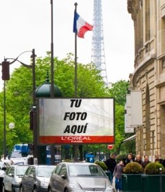Montaje de fotos en un cartel publicitario de París con la Torre Eiffel de fondo y varias banderas de Francia