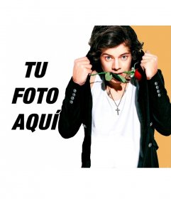 Montaje de Harry Styles con una rosa en la boca y mirando a cámara