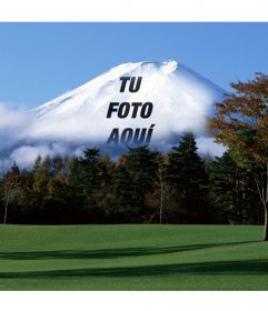 Fotomontaje con un paisaje japonés con la montaña Fuji de fondo donde aparecerá desvanecida la imagen que subas online