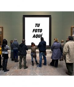 Fotomontaje en el Museo del Prado con visitantes observando una pintura donde poner una fotografía en el hueco