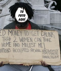 Fotomontaje de un vagabundo con una pancarta pidiendo dinero