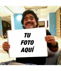 Maradona agarrando tu foto o texto a modo de fotomontaje