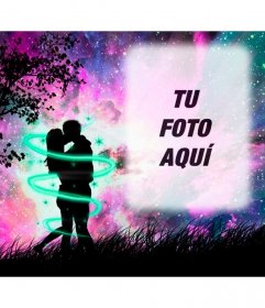 Marco de fotos de amor con una silueta de dos amantes besándose en el bosque con el cielo estrellado violeta