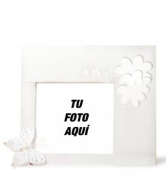 Marco fotográfico para fotos románticas blanco con una mariposa y flores decorativas alrededor. Además puedes añadir online texto a tu fotografía facilmente