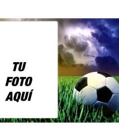 Marco de fotos deportivo con una foto de un balón de fútbol sobre hierba verde