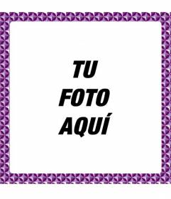 Marco de fotos cuadrado con motivos poligonales de colores sobre fondo morado estilo