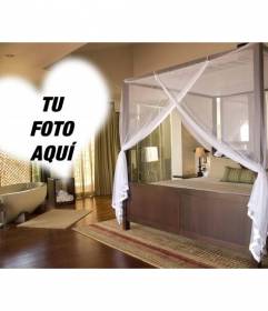 Fotomontaje en una hotel romántico con una preciosa cama y bañera en la habitación y un marco en forma de corazón donde poner tu foto