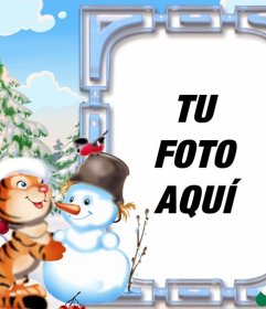 Postal infantil para Navidad decorada con un tigre jugando con un muñeco de nieve