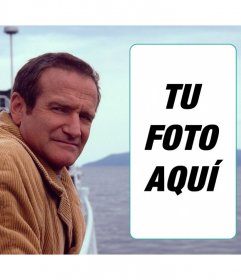 Aparece en este collage junto a Robin Williams en el mar