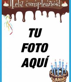 Tarjeta de cumpleaños con marco color azul y una tarta con velas azules donde poner una imagen personalizada online