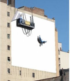 Fotomontaje con tu foto en una valla publicitaria de la que se cae un hombre