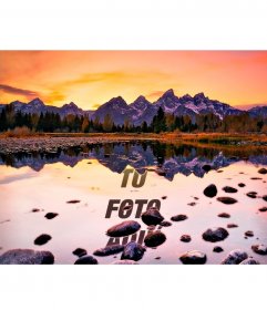 Postal con tu reflejo en un lago al atardecer 