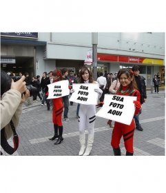 Fotomontagem em que três garotas asiáticas segurando cartazes com sua foto, na rua, com grande expectativa