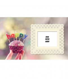 Cartão de aniversário com um cupcake e letras coloridas com sua foto