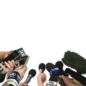 Photomontagem de microfones de entrevista em televisão com sua foto