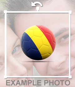 Bola de futebol com a bandeira da Roménia como um adesivo para colar em suas fotos
