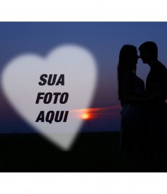Fotomontagem com um casal apaixonado com um pôr do sol ao fundo e um coração para colocar uma foto romântica