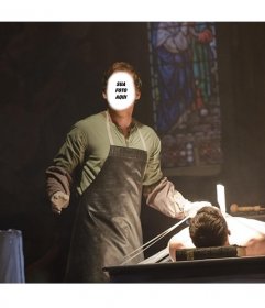 Fotomontagem do assassino em série Dexter Morgan em uma igreja