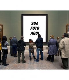 Fotomontagem no Museo del Prado com os visitantes assistindo a um quadro para colocar uma foto no buraco