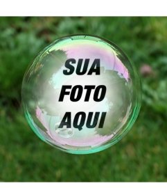 Fotomontagem com uma bolha de sabão em um fundo de relva verde onde sua foto vai aparecer refletida dentro da bolha