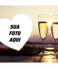 Frame decorativo com um coração e dois copos para adicionar sua foto 