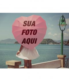 Fotomontagem no mar com um guarda-chuva em forma de coração em um fundo romântico