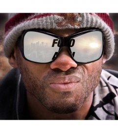 Fotomontagem para colocar sua foto na reflexão de um par de óculos de sol
