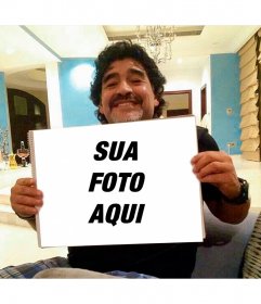Fotomontagem com Maradona segurando sua foto com a sua foto e texto