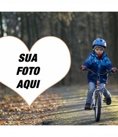 Photo frame de uma criança com bicicleta e sua foto em um coração