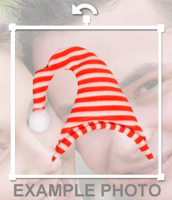 Etiqueta vermelha e gorro listrado branco, com uma bola na ponta