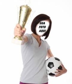 Fotomontagem com um jogador de futebol menina segurando um troféu e uma bola de futebol