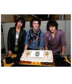 Accedi per una festa dei Jonas Brothers in un modo speciale. Fotomontaggio nella foto è visualizzata in una torta dopo posa Kevin, Joe e Nick, i tre membri della band dei fratelli del ragazzo, acquistato da Disney Channel