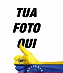 Mettere una mano con il pollice alto e la bandiera del Venezuela in foto 