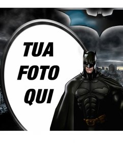 Collage ilutstrado Batman, il Cavaliere Oscuro, si staglia contro Gotham