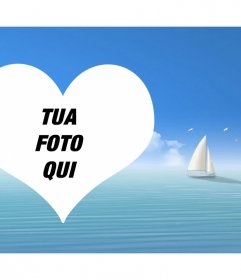 Fotomontaggio con un cuore nel mare e una barca a vela in background