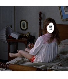 Fotomontaggio di essere la ragazza del esorcista in una scena del film horror in cui si gira completamente la testa sopra il suo letto