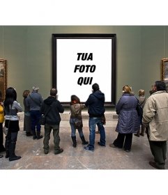 Fotomontaggio nel Museo del Prado con i visitatori che guardano un dipinto a mettere una foto nel foro