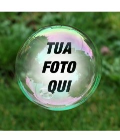 Fotomontaggio con una bolla di sapone su uno sfondo di erba verde in cui la tua foto apparirà riflesso allinterno della bolla