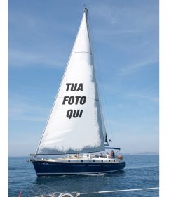Fotomontaggio con una barca a vela in mare per mettere la tua foto sulla candela e una frase con il testo desiderato