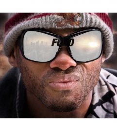 Fotomontaggio di mettere la tua foto nel riflesso di un paio di occhiali da sole