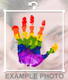 Mano con i colori dellarcobaleno che è possibile incollare nelle foto gratis 