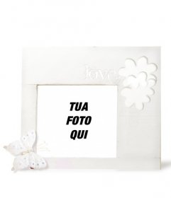 Bianco Cornice per le foto romantiche con una farfalla e fiori decorativi in ​​giro. È inoltre possibile aggiungere testo alla foto online facilmente