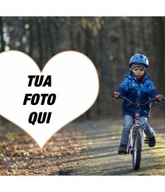 Photo frame di un bambino con la bici e la tua foto in un cuore
