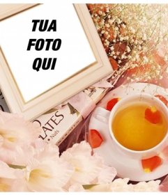 Photo frame con fiori per mettere la tua foto con petali di rosa e una tazza di tè